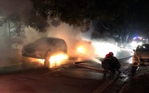 Lào Cai: 2 xe ô tô cháy rụi trong đêm