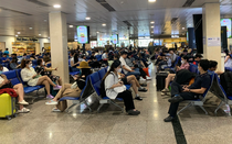 Người dân nghỉ lễ sớm, sân bay Tân Sơn Nhất bắt đầu đông đúc