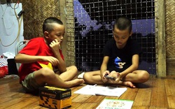 Trẻ "xóm phao" không có điện để học online giữa lòng Hà Nội