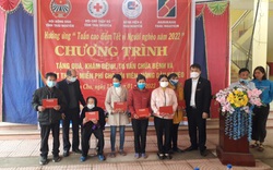 Hội Nông dân Thái Nguyên phối hợp tặng quà, cấp thuốc miễn phí cho hội viên nghèo