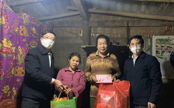 Phó Chủ tịch Trung ương Hội Nông dân Việt Nam tặng quà hội viên nghèo tại Bắc Kạn