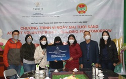 Hội Nông dân tỉnh Thái Nguyên phối hợp tặng quà cho học sinh nghèo vượt khó
