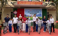 Báo NTNN/Điện tử Dân Việt và nhà tài trợ tặng 100 chiếc xe đạp cho học sinh nghèo Nghệ An