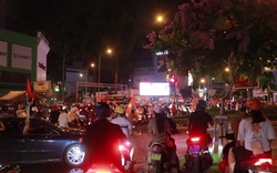 TP.HCM: CĐV đi “bão” xuyên đêm ăn mừng chiến thắng của ĐT Việt Nam