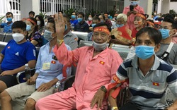 Bỏ qua cơn đau bệnh tật, bệnh nhân vỡ oà niềm vui chiến thắng với U23 Việt Nam
