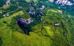 Hố sụt bí ẩn chứa cả một khu rừng nguyên sinh tại Trung Quốc