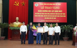 Trao tặng Huân chương Độc lập hạng Nhất cho nguyên Chủ tịch Hội Nông dân Việt Nam Thào Xuân Sùng 