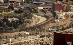 Hàng nghìn người xông vào biên giới Melilla, ít nhất 18 người chết