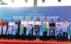 Video: Hoa hậu H'Hen Niê dọn rác, tặng túi vải tại làng chài Phước Hải