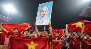 Hình ảnh U23 Việt Nam ùa ra ăn mừng ấn tượng cùng CĐV tại Mỹ Đình