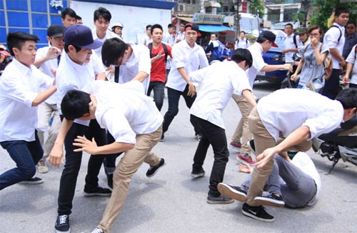 Học sinh đánh nhau dã man: “Trừng phạt cũng là bạo lực“