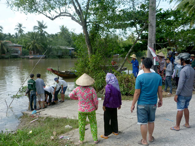 Lao xe xuống kênh trong đêm, nam thanh niên chết thảm