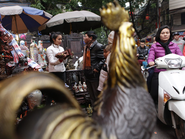 Độc đáo phiên chợ đồ cổ duy nhất trong năm ở Hà Nội