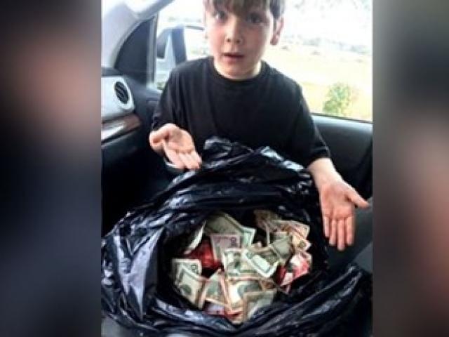 Ra thùng rác vứt đồ, bé 7 tuổi vớ được bọc tiền lớn