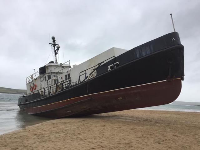 “Tàu ma” 80 tấn bỗng dạt bờ biển Anh, dân hoang mang