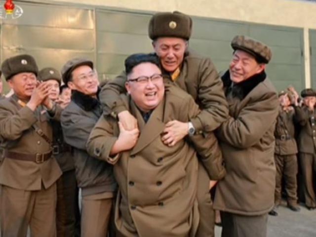 Người đàn ông dám ”trèo” lên lưng Kim Jong-un là ai?