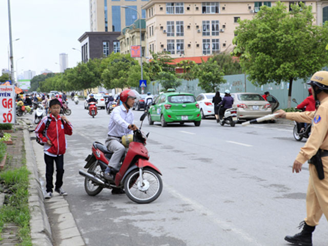 HN: Bố bỏ con giữa đường, quay đầu xe trốn CSGT