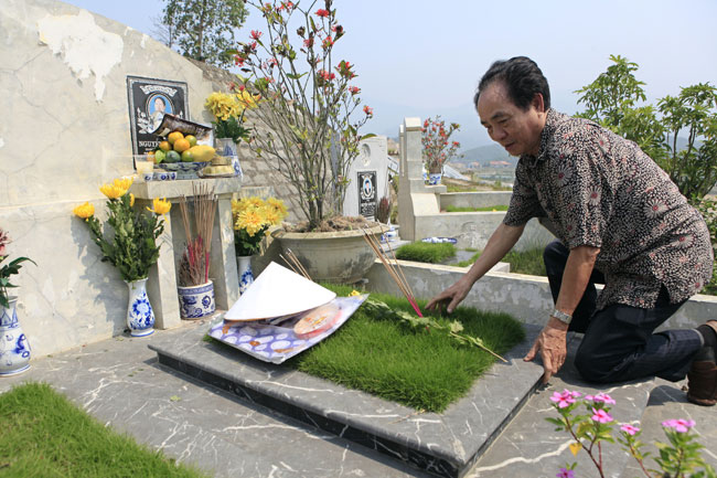 Lạ lùng: Tết Thanh minh, đi tảo mộ cho chính mình