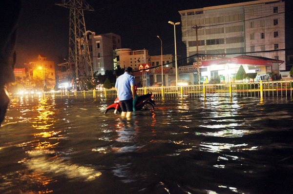 Ảnh: Người Sài Gòn lội bì bõm sau cơn mưa
