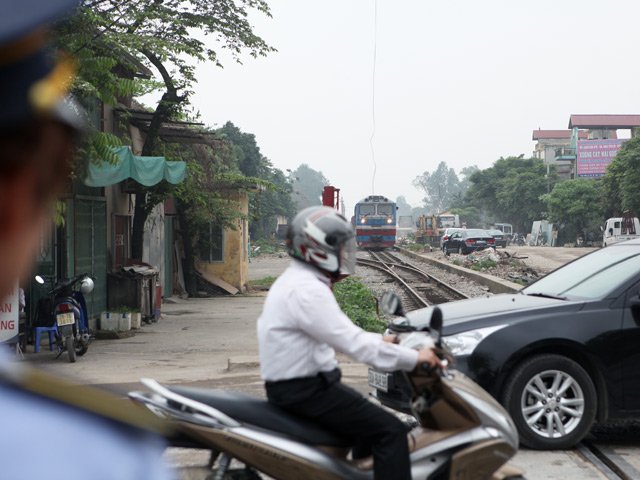 Cận cảnh những pha lách rào chắn, cắt mặt tàu hỏa ở Hà Nội