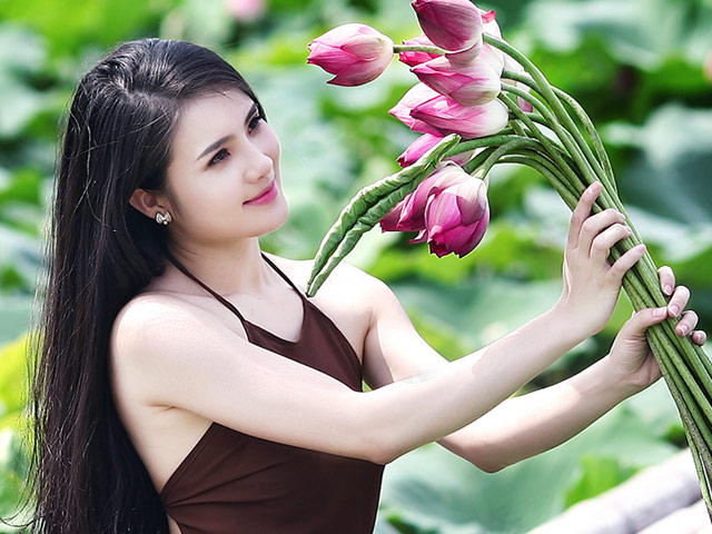 Hot girl Khánh Chi đẹp nõn nà trong tà yếm nâu