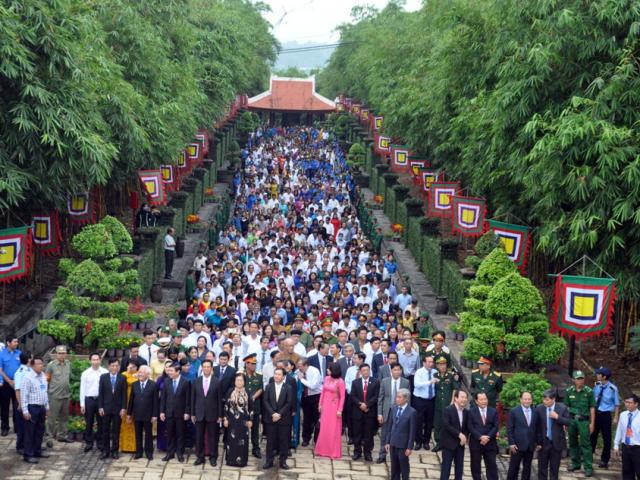 Hàng nghìn người đội nắng dự lễ giỗ Tổ trên đất Sài Gòn