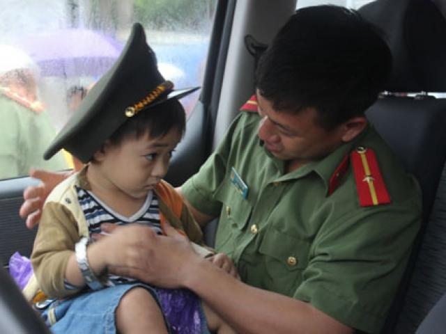 Cảm động mẹ lấy thân che con trong vụ lật xe ở Hà Tĩnh