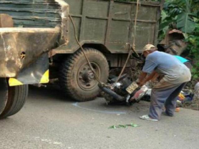 Máy cày làm rơi hàng đè 2 mẹ con chết thảm