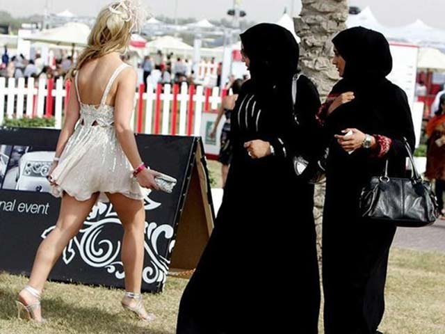 Đến Dubai: Không được ăn mặc hở hang, hôn nơi công cộng