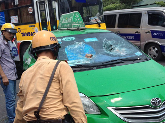 Taxi “đại náo“ đường phố HN có biểu hiện… “bất thường“