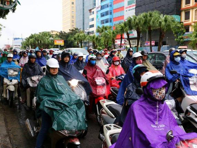 Tắc đường hàng cây số, dân Thủ đô ”chôn chân” trong mưa lạnh