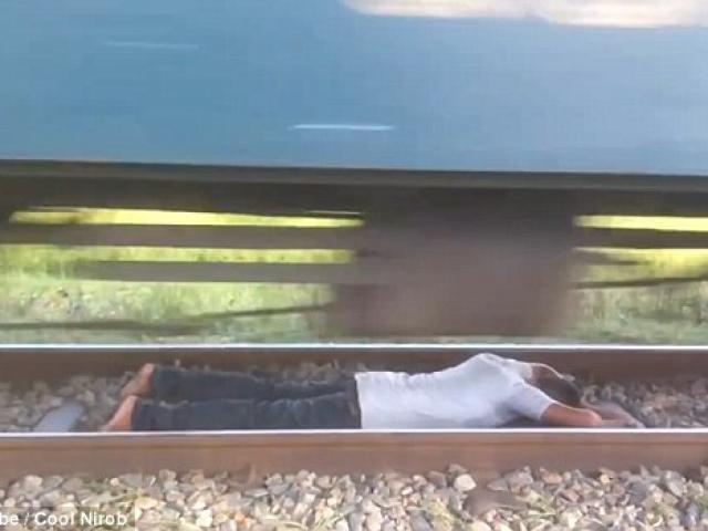 Video: Liều lĩnh nằm dưới đường ray để tàu chạy qua