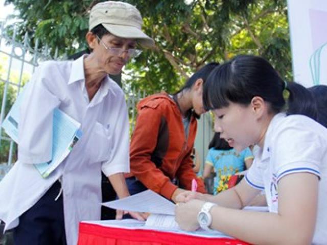 Bố con cùng tham gia tư vấn tuyển sinh đại học