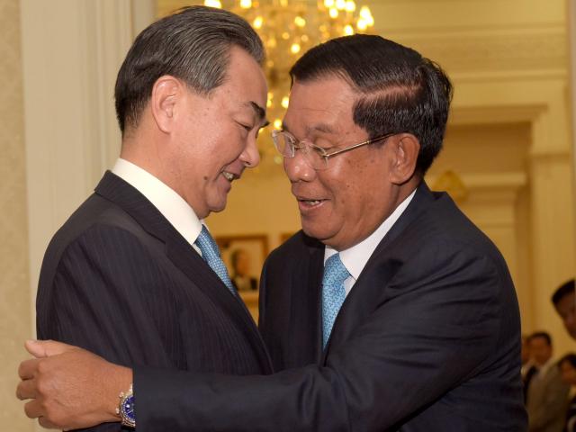 Được Trung Quốc bơm tiền, Campuchia mất gì?
