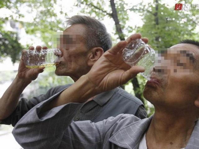 4.000 người TQ uống nước tiểu hằng ngày
