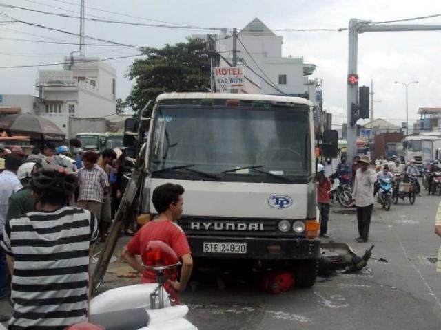 Vừa đặt chân tới Sài Gòn, người phụ nữ bị xe ben cán chết