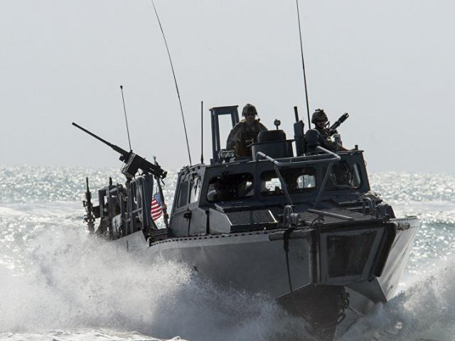 Tàu Iran chặn nguy hiểm sát đầu tàu Mỹ ở vịnh Ba Tư