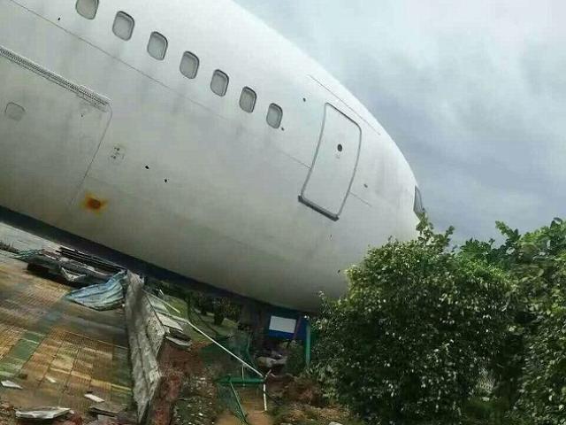 TQ: Siêu bão thổi dạt máy bay Boeing đậu trên đường băng