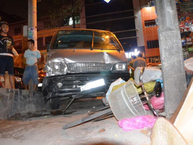 Một phụ nữ bị ô tô ”điên” tông dính chặt vào cột điện