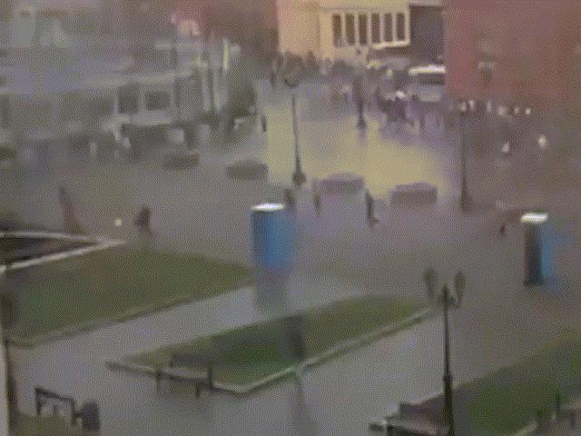 Video: Nhà vệ sinh ”truy sát” người trên phố ở thủ đô Nga