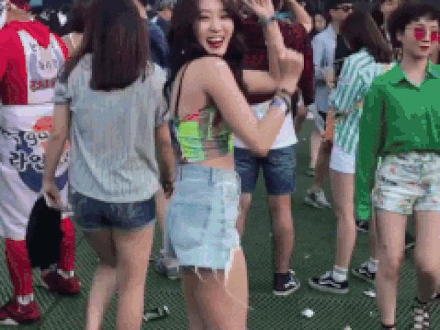 Chỉ một điệu nhảy sexy, thiếu nữ Hàn nổi rần rần khắp châu Á