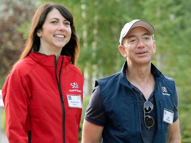 Tỷ phú Jeff Bezos: Sáng dậy không cần báo thức, tối về rửa bát cho vợ