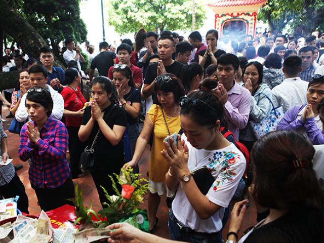 Mùng 1 tháng ”cô hồn”, chen nhau dâng lễ ở Phủ Tây Hồ