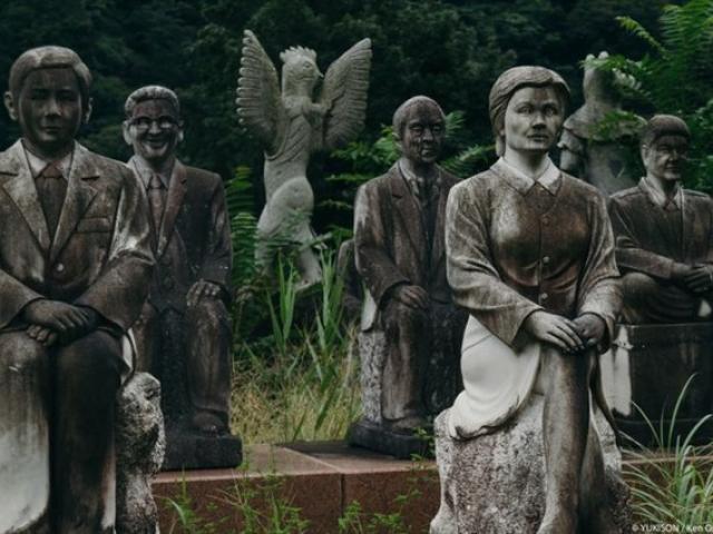 Lạnh gáy đi trong khu vườn có hàng trăm bức tượng bị bỏ hoang