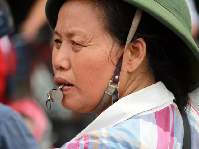 Người đàn bà “điên” 10 năm cầm gậy chống tắc đường Thủ đô