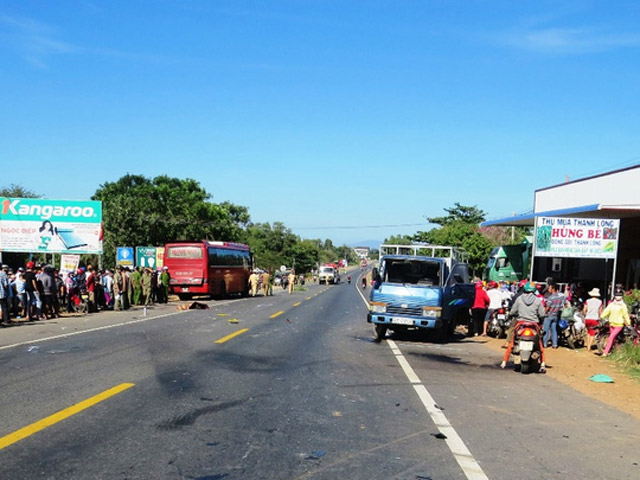 Tai nạn kinh hoàng, 2 người chết, tài xế bỏ trốn