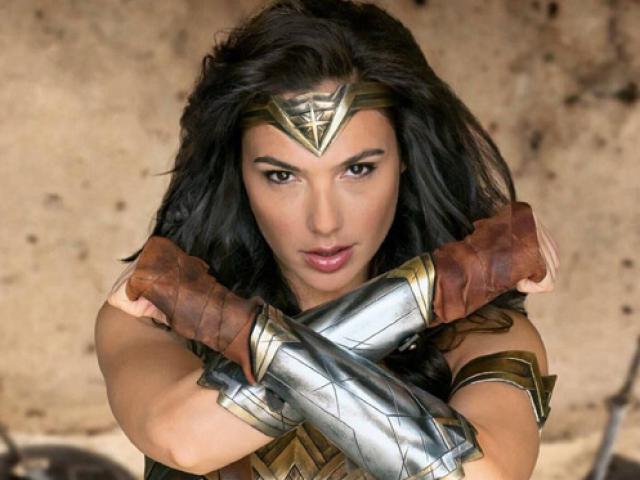 Vẻ bốc lửa của hoa hậu Israel trong vai Wonder Woman