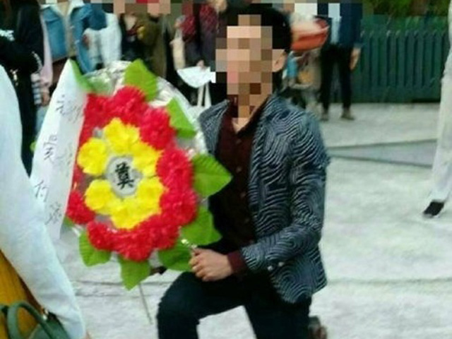 Bi kịch của chàng trai lấy hoa tang lễ cầu hôn