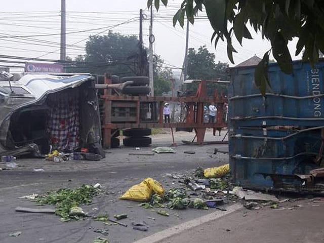 HN:Thùng xe container văng xuống đường, 2 người tử nạn