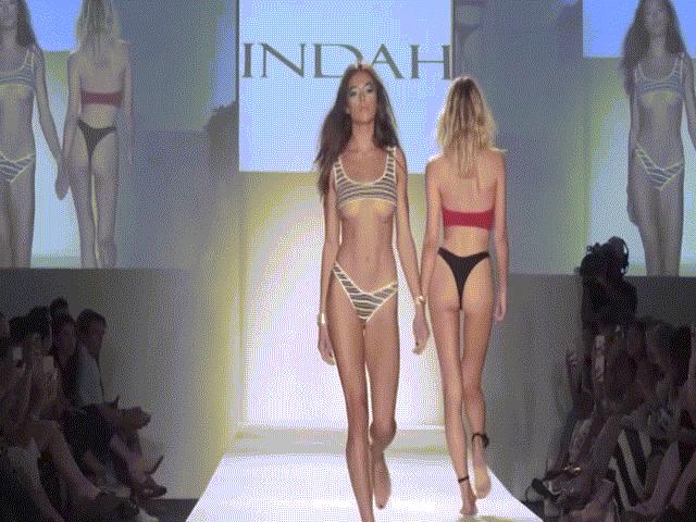 Thót tim vì người mẫu mặc bikini ngắn khó tin khi diễn